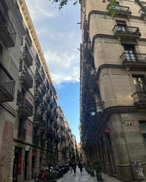 Miriam Saavedra Instagram - Mi Barcelona hermosa, su mixtura de gente y sabores lo hace siempre tan  caluroso y amado ❤️ toda ella me encanta desde sus calles hasta su playa 😍