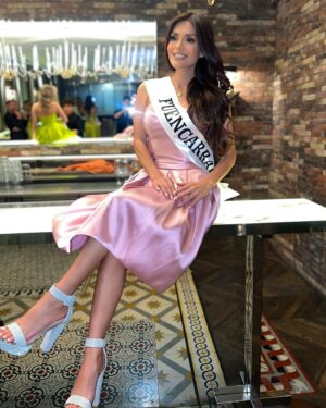Miriam Saavedra Instagram - Agradecida y memorando este bello momento de la mano de la organización @nuestrabellezaespana.madrid, Rumbo al miss universo Madrid - España !!! que con tanta dedicación y entusiasmo hicieron de este día un hermoso momento inolvidable, así pues su entrega de bandas, me tocó al alzar y elección de suerte el barrio de Fuencarral, barrio donde mucho sabeis he crecido, madurado,parte de mi vida,mi juventud, donde precisamente se encuentran las instalaciones de  @telecincoes así también deseo agradecer a cada una de las personas que me vienen acompañando en esta nueva aventura que la recibo con muchísima ilusión, empeño, como cada uno de mis proyectos !  Principalmente a mis directores de la organización @marthinmontero @miguelgomezr_ 🙌🏻 
Y amigos cercanos que estimo mucho @alexisdiazhair @aaronmespi @nhemadrid  Por estar presente en este día especial 💫

Muchísimas gracias también a todas las personas que me brindan su poyo incondicional!! Os quiero 🤍🤍 

Dress : @deiver_luengo 💫

Banda: @jarulmercedesatelier 💫

Evento/ organización: @matchpointevents @ramses_madrid