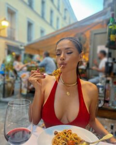 Miriam Saavedra Instagram - Soy una mujer muy romántica , podria bailar eternamente al compás del romanticismo italiano @sottosopramadrid delicioso descubierto 🇮🇹🍝