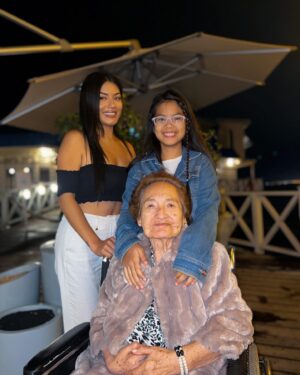 Miriam Saavedra Instagram - El seno espiritual , una Abuela  que nos cuidó , nos enseñó y demostró grandes valores bíblicos y humanos ♥️ hace muchos años mi Tia gloria descansa en los brazos de Dios y Los Ángeles pero en nuestras veladas y días de felicidad ella está presente 😇
