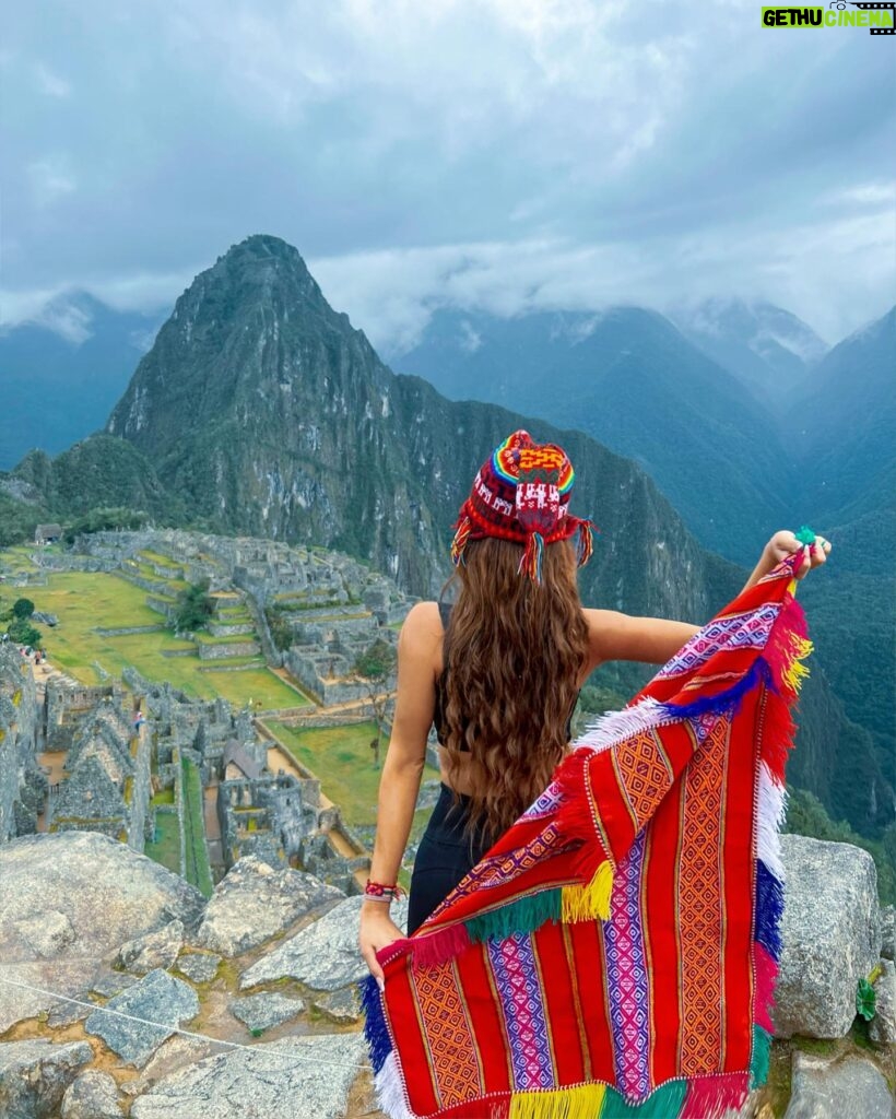 Miriam Saavedra Instagram - todo empezó con un buen mate de coca 🙌🏻 me despido de ti cusco hasta pronto!!!! Llena de hermosas emociones y recargada de tanta fortaleza 🙌🏻 gracias por confirmar lo valioso que es nuestro hermoso Peru ☀️🩸 el imperio inca te recuerda practicar estos valores : “El hatum ama sua, ama llula, ama quella” ❤️