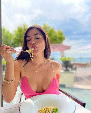 Miriam Saavedra Instagram - Latín barbie 🧞‍♀️Barbie es Peruana , ama comer pasta italiana y brindar con vino Español 🌹