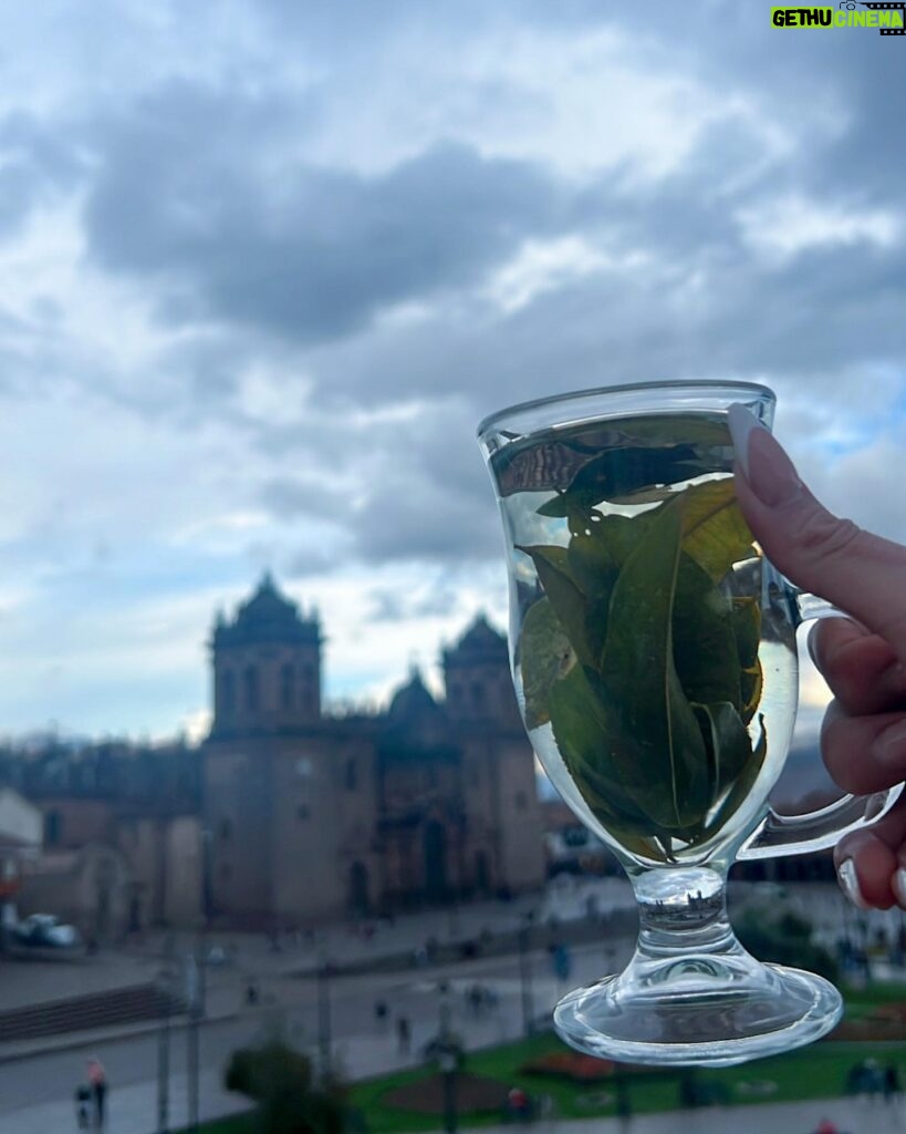 Miriam Saavedra Instagram - todo empezó con un buen mate de coca 🙌🏻 me despido de ti cusco hasta pronto!!!! Llena de hermosas emociones y recargada de tanta fortaleza 🙌🏻 gracias por confirmar lo valioso que es nuestro hermoso Peru ☀️🩸 el imperio inca te recuerda practicar estos valores : “El hatum ama sua, ama llula, ama quella” ❤️