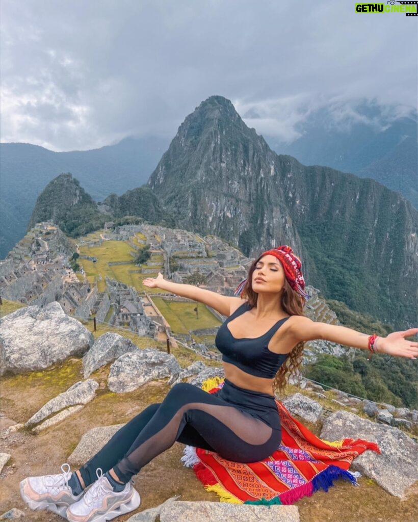 Miriam Saavedra Instagram - MARAVILLA DEL MUNDO !!! Bienvenido 2023 !!! Con las mejores energías de mi Dios INCA ☀️ os mando un fuerte abrazo desde mis piedras poderosas 🙏🏼🙌🏻 me siento tan agradecida con el universo la vida y Dios 🙏🏼