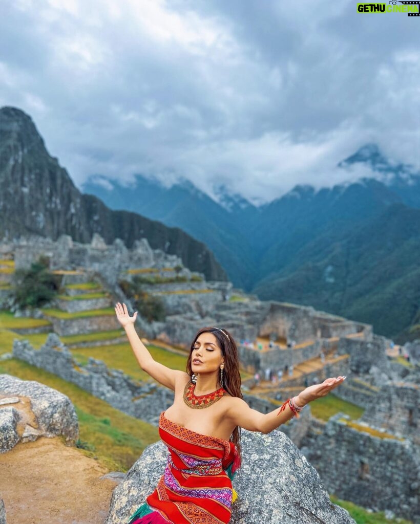 Miriam Saavedra Instagram - MARAVILLA DEL MUNDO !!! Bienvenido 2023 !!! Con las mejores energías de mi Dios INCA ☀️ os mando un fuerte abrazo desde mis piedras poderosas 🙏🏼🙌🏻 me siento tan agradecida con el universo la vida y Dios 🙏🏼