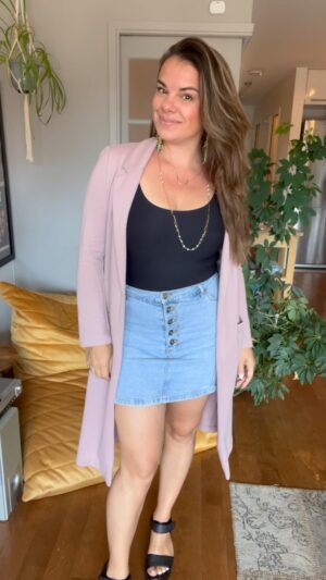 Mirianne Brûlé Instagram - Un Bodysuit, plusieurs looks. Je me suis amusée ce matin. 
Ceux qui me connaissent savent que j’aime garder mes vêtements longtemps, le truc c’est d’avoir des pièces classiques qui s’agencent avec tout. J’adore ce bodysuit de la collection no-show de la compagnie canadienne Siella. Fait de nylon si doux et avec ses bords découpés au laser permettant de lisser la silhouette sous vos vêtements 👌 c’est un tout-aller pour toutes les occasions. 
Quel est votre look préféré? 

Lien dans ma bio
Code promo Mirianne15 

@wearsiella #wearsiella #siellapartner #ad