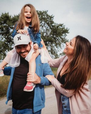 Mirianne Brûlé Instagram - Nuestra familia ❤️ le  bonheur de nos enfants est tellement précieux.  La voir sourire et s’épanouir est mal plus grande récompense en tant que maman. Entre le Québec et le Costa Rica nous continuons d’avancer dans la même direction. Il y a eu quelques détours mais on y arrive, ensemble 🙏 
Photo @catherine_fc 
#familia #quebec #canada #thisisus #momlife #daughter #partner