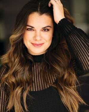Mirianne Brûlé Instagram - Article de Samuel Pradier et  magnifiques photos de Karine Levesque dans le magazine @7joursmagazine de cette semaine où j’annonce mon retour “officiel “ au Québec en 2024. L’idée est que ma fille commence l’école en Septembre, par contre avec les délais de l’immigration qui vont jusqu’à 30 mois en ce moment , notre installation en famille officielle risque d’être retardée un peu 😅. On va garder certains de nos restos et on va continuer de faire la navette entre les deux, simplement sur de moins longues périodes pour Camila et moi.  C’est une histoire qui peut toujours changer et se modifier, mais pour le moment nous avons ce désir de nous rapprocher de mes parents ( on a aucune famille au CostaRica) et de tenter le coup pour mon conjoint au Québec voir ce qui peut nous arriver de positif.  Qui sait peut-être plus de rôles à la télé pour moi 🙏😊 C’est une nouvelle étape excitante. À suivre… 

Journaliste: Samuel Pradier
Photographe: Karine Levesque
Mise en beauté: Anabelle Deschamps

#quebec #costarica #2lifes #expat