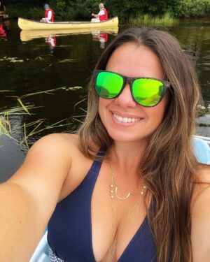 Mirianne Brûlé Instagram - Happy selfie Mimi au lac. Quel bel été je passe, je profite de chaque instant ❤️Une des raisons pour lesquelles je veux passer plus de temps au Québec cette année, c’est pour passer du temps avec mes parents. On a toujours eu une belle relation et vous devriez voir ma fille avec eux, des grands-parents tellement attentionnés et généreux. Je suis heureuse de pouvoir offrir ça à ma fille. Il faut pas oublier qu’au Costa Rica on a zéro famille, mon amoureux toute sa famille est en Argentine… alors c’est précieux ces moments-là. On a toujours beaucoup de plaisir ensemble. ❤️❤️ #happy #summer #quebec #canada #niceweather #familytime
