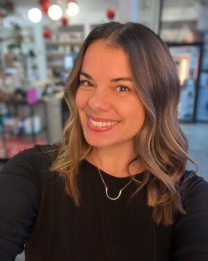 Mirianne Brûlé Instagram - Short hair don’t care 😜 ça faisait vraiment longtemps que je voulais faire le moove de couper ma longue tignasse, j’hésitais car j’avais l’impression de perdre une partie de ma féminité et de ma jeunesse. 😅  Et puis un matin je me suis levée et ça y est j’étais prête, finalement c’est le contraire, c’est tellement léger et confortable! De toutes façons mes cheveux poussent tellement vite dans un an ils seront quasiment aussi longs qu’ils étaient 😂 merci @salon_espace_k  et @hair_by_dolcecabana  pour l’accueil et le service parfait! Toujours heureuse de mon rendez-vous annuel 👌🥰 

#hairs #short #cut #quebec #canada