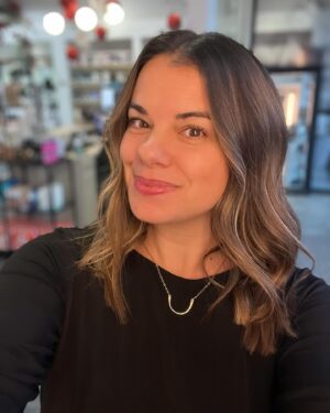 Mirianne Brûlé Instagram - Short hair don’t care 😜 ça faisait vraiment longtemps que je voulais faire le moove de couper ma longue tignasse, j’hésitais car j’avais l’impression de perdre une partie de ma féminité et de ma jeunesse. 😅  Et puis un matin je me suis levée et ça y est j’étais prête, finalement c’est le contraire, c’est tellement léger et confortable! De toutes façons mes cheveux poussent tellement vite dans un an ils seront quasiment aussi longs qu’ils étaient 😂 merci @salon_espace_k  et @hair_by_dolcecabana  pour l’accueil et le service parfait! Toujours heureuse de mon rendez-vous annuel 👌🥰 

#hairs #short #cut #quebec #canada