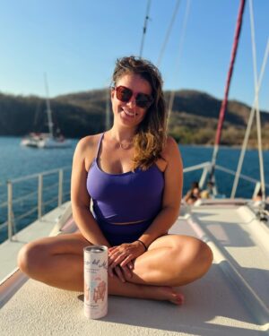 Mirianne Brûlé Instagram - Happy place. Happy moment. 
J’adore être sur l’eau. J’ai convaincu mes parents d’embarquer avec nous. Avec le vent qu’il y avait hier ça brassait beaucoup. Une aventure de plus dans le sac à souvenirs ❤️

#tamarindo #homeawayfromhome❤️ #family #moment