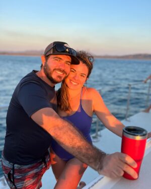 Mirianne Brûlé Instagram - Happy place. Happy moment. 
J’adore être sur l’eau. J’ai convaincu mes parents d’embarquer avec nous. Avec le vent qu’il y avait hier ça brassait beaucoup. Une aventure de plus dans le sac à souvenirs ❤️

#tamarindo #homeawayfromhome❤️ #family #moment
