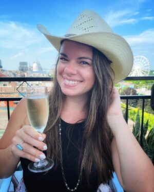 Mirianne Brûlé Instagram - Mon chapeau de cow-boy acheté à Fort Worth aux États-Unis sur une terrasse du vieux port de Montréal. Why not? Des bulles un jeudi après-midi de juillet en solo avec mon chum? Why not? J’ai une très forte envie de profiter de la vie ces temps-ci, je sais pas si c’est l’effervescence du début de l’été en ville, le fait de me retrouver dans mes racines, de pouvoir exercer mon métier d’actrice, de fréquenter ma famille et mes amis, mais en tout cas ça me rend bien heureuse tout ça. Et comme le bonheur est passager il faut le saisir quand il passe. Vous qu’est-ce qui vous rend heureux en ce début juillet? #happymimi #cityvibe #enjoyingsummer #adulttime #date #couple #love #bubbles #terrasse #montreal #quebec #canada