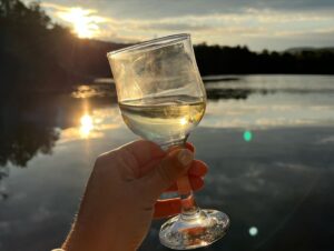 Mirianne Brûlé Instagram - Quelques jours au lac pour décrocher. Ce que j’aime le plus du lac c’est qu’il n’y a pas de réseau cellulaire ou presque donc c’est des moments sans téléphone, sans réseaux sociaux, des petites pauses que j’adore. Passer du temps de qualité avec mes parents et se ressourcer dans cette belle nature. C’est notre 12e été au lac rouge et mon papa a finalement construit un quai. Il fait tout de ses mains, du haut de ses 72 ans il m’impressionne et m’inspire. ❤️❤️❤️ #family #chalet #lacrouge #décrocher #pasdereseau #daughter #mom #momlife