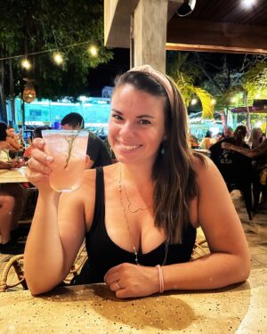 Mirianne Brûlé Instagram - Mimi de presque 40 ans. Je peux pas croire. 
En 2024 je me suis promis de prendre soin de moi. Car être maman est tellement prenant qu’on s’oublie parfois, même souvent. Parmis mes résolutions il y avait plus de temps en famille, en couple mais aussi en solo. Ce week-end je pars deux nuits toute seule. J’ai jamais fait ça depuis que Camila est née à part pour le travail. Mais cette fois-ci c’est pour moi, toute seule. Une genre de retraite de silence et de doux. 
J’ai hâte ❤️🙏 
Faites-vous ça? 
Que faites-vous pour prendre soin de vous? 

#selflove #balance #equilibre #momlife #time #breathe #love #live