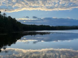Mirianne Brûlé Instagram - Quelques jours au lac pour décrocher. Ce que j’aime le plus du lac c’est qu’il n’y a pas de réseau cellulaire ou presque donc c’est des moments sans téléphone, sans réseaux sociaux, des petites pauses que j’adore. Passer du temps de qualité avec mes parents et se ressourcer dans cette belle nature. C’est notre 12e été au lac rouge et mon papa a finalement construit un quai. Il fait tout de ses mains, du haut de ses 72 ans il m’impressionne et m’inspire. ❤️❤️❤️ #family #chalet #lacrouge #décrocher #pasdereseau #daughter #mom #momlife