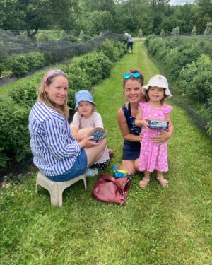 Mirianne Brûlé Instagram - Photo dump du Québec ❤️ incluant beaucoup de moments qui me rendent heureuse 🙂 #quebec #summer #family #friends #chalet #moments #racines #fraises #camerises #terrasse #vino #bbq #lac #montreal #city