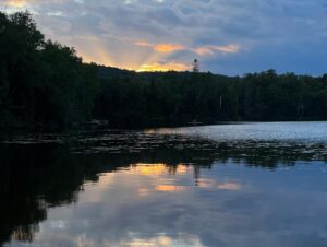 Mirianne Brûlé Instagram - Quelques jours au lac pour décrocher. Ce que j’aime le plus du lac c’est qu’il n’y a pas de réseau cellulaire ou presque donc c’est des moments sans téléphone, sans réseaux sociaux, des petites pauses que j’adore. Passer du temps de qualité avec mes parents et se ressourcer dans cette belle nature. C’est notre 12e été au lac rouge et mon papa a finalement construit un quai. Il fait tout de ses mains, du haut de ses 72 ans il m’impressionne et m’inspire. ❤️❤️❤️ #family #chalet #lacrouge #décrocher #pasdereseau #daughter #mom #momlife