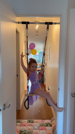 Mirianne Brûlé Instagram - Camila voulait faire un spectacle et j’ai trouvé ça tellement cute que j’ai décidé de le partager avec vous. Une semaine de pratique avec sa nouvelle balançoire et avez-vous vu ses mooves?! Blague à part je dois lui trouver des cours de gymnastique!  Je sais que j’avais demandé, mais si vous avez des suggestions dans Rosemont à Montréal!  #spectacle #4ans #balancoire #tropcute