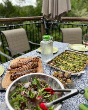 Mirianne Brûlé Instagram - Photo dump du Québec ❤️ incluant beaucoup de moments qui me rendent heureuse 🙂 #quebec #summer #family #friends #chalet #moments #racines #fraises #camerises #terrasse #vino #bbq #lac #montreal #city