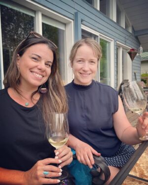 Mirianne Brûlé Instagram - Photo dump du Québec ❤️ incluant beaucoup de moments qui me rendent heureuse 🙂 #quebec #summer #family #friends #chalet #moments #racines #fraises #camerises #terrasse #vino #bbq #lac #montreal #city