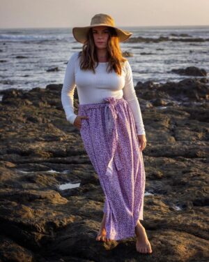 Mirianne Brûlé Instagram - ***CONCOURS 🐣 

Trop heureuse de vous présenter cette nouvelle compagnie de vêtements québécoise. @louvedesign  est une entreprise qui crée et fabrique ses vêtements au Québec. Des vêtements de grande qualité et tellement confortables.  Un réel coup de coeur pour moi. ❤️

Ils vous offrent la chance de gagner une carte cadeau d’une valeur de 150$ 🎉🎉

Pour participer:
-liker cette publication 
- s’abonner à la page de @louvedesign 
- s’abonner à ma page
- tagger un/une amie en commentaire 

Le concours se termine dans une semaine, bonne chance à tous! 

J’ai aussi un code promo pour vous: MIRIANNE15

📸 @cfophotography 

Photo 1: haut manches longues stefania et jupe maxi
Photo 2: haut manches  longues stefania bas short taille haute noir
Photo 3: Robe Twist manches longues bleu marine

#fashion #quebec #canada #womanstyle #tamarindocostarica #homeawayfromhome