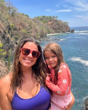 Mirianne Brûlé Instagram - “When life gets hard and feel all alone, remember, you mean the world to somebody and that person calls you mama” ❤️🙏

Rien à ajouter.
Disons que nous traversons une  passe rough. 

Sachez que derrière les sourires qu’on partage sur les réseaux sociaux plusieurs vivent des combats dont personne ne soupçonne l’existence. Soyez doux envers vous-même et les autres. 

Bon week-end. ❤️

#mom #momlife #staystrong #thistooshallpass🙏 
#doitforher