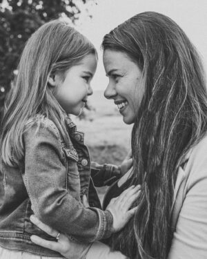 Mirianne Brûlé Instagram - Mi bebe preciosa. 4 ans est mon âge favori à date! Tellement super de pouvoir communiquer, elle me raconte ses journées, ses rêves, l’imagination dans le tapis, sa petite personnalité tellement flamboyante, ses opinions claires, ses idées, son humour. Elle avance d’un pas décidé et me dit souvent: quelle belle journée han maman? 😂🤗❤️ photo par @catherine_fc #momlife #mibebe #4ans #camila