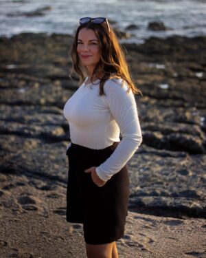 Mirianne Brûlé Instagram - ***CONCOURS 🐣 

Trop heureuse de vous présenter cette nouvelle compagnie de vêtements québécoise. @louvedesign  est une entreprise qui crée et fabrique ses vêtements au Québec. Des vêtements de grande qualité et tellement confortables.  Un réel coup de coeur pour moi. ❤️

Ils vous offrent la chance de gagner une carte cadeau d’une valeur de 150$ 🎉🎉

Pour participer:
-liker cette publication 
- s’abonner à la page de @louvedesign 
- s’abonner à ma page
- tagger un/une amie en commentaire 

Le concours se termine dans une semaine, bonne chance à tous! 

J’ai aussi un code promo pour vous: MIRIANNE15

📸 @cfophotography 

Photo 1: haut manches longues stefania et jupe maxi
Photo 2: haut manches  longues stefania bas short taille haute noir
Photo 3: Robe Twist manches longues bleu marine

#fashion #quebec #canada #womanstyle #tamarindocostarica #homeawayfromhome