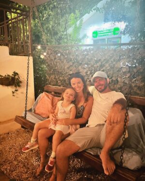 Mirianne Brûlé Instagram - Il y a bientôt presque 6 ans, c’est sur ce banc de l’hostel la Botella de Leche à Tamarindo que Leo et moi nous nous sommes échangé notre premier baiser. Incroyable coup du destin, jamais j’aurais pensé vivre toute cette expérience de vie depuis. Y retourner avec notre fille m’a fait tout drôle. On sait jamais ce que la vie nous réserve ❤️🥰

#love #life #family #tamarindo #homeawayfromhome #costarica #expatlife