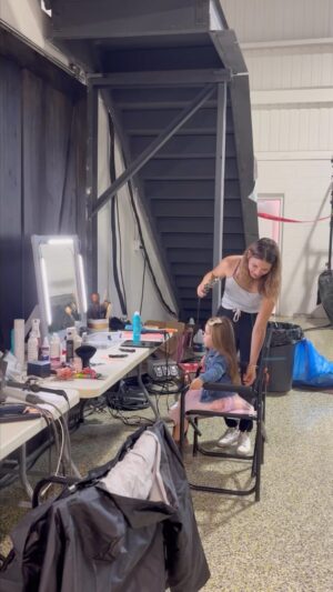 Mirianne Brûlé Instagram - Jouer une scène mère fille ✨ sa première expérience télé à l’âge de 3 ans et elle a fait ça comme une méga pro. De la voir si heureuse et fière a gonflé mon coeur de maman. Des moments partagés spéciaux et précieux. Elle a beaucoup connu le métier et la passion de la cuisine de son papa maintenant elle a une petite idée du mien ❤️ 
Merci @annie.riopel.7 pour le maquillage, elle m’a maquillée pendant des années sur Ramdam quelle coïncidence et Caroline Laprade pour la coiffure. J’espère que vous m’en voulez pas de vous retrouver sur mon instagram 🤭 Elle s’est clairement sentie comme une star ✨🙏 #quebec #canada #actress #momanddaughter #firstexperience #cutenessoverload #onset