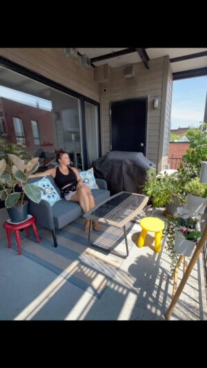 Mirianne Brûlé Instagram - Pour ceux qui me le demandent encore; je reviens chaque année passer plusieurs mois au Québec. J’ai jamais souhaité quitter définitivement. Chaque année je retrouve mon petit condo en ville à Montréal et ça me rend profondément heureuse. Être entourée de ma famille et mes amis, ma culture, ma langue. Les parcs, les spectacles, l’ambiance vibrante de l’été en ville. Camila peut passer beaucoup de temps au chalet avec ses grands-parents, son cousin qu’elle adore…Je sais que pour plusieurs d’entre vous c’est difficile à comprendre qu’on puisse avoir envie de la ville “sale” plutôt que de la plage du Costa Rica( on me le dit souvent) … mais c’est ma réalité.  J’ai les deux dans le sang. Et je suis vraiment reconnaissante de pouvoir le vivre. Si j’ai décidé de le partager avec vous il y a plusieurs années, c’était pour montrer que c’est possible. Et je ne suis vraiment pas la seule, je connais plein de gens qui décident de vivre différemment. Il n’y a pas qu’un seul chemin et surtout il peut toujours changer  c’est la beauté de la vie🙏 Chose certaine, cette année je suis extrêmement heureuse de rentrer chez moi.  On se croise quelque part au Québec cet été 😘 Bonne canicule! Haha! 

#backtothecity #montreal #quebec #canada #summertime #happymimi