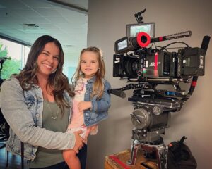 Mirianne Brûlé Instagram - Comme vous êtes plusieurs à m’avoir écrit: oui c’est bien ma fille que vous pouvez apercevoir avec moi dans la 3e saison de Sans Rendez-Vous. Une petite scène seulement mais une belle expérience pour ma cocotte qui a fait ça comme une championne. Elle doit avoir ça dans son adn 🧬 🫣  #onset #momanddaughter #actress #acting #quebec #canada #radiocanada #toutv