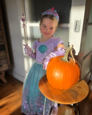 Mirianne Brûlé Instagram - Joyeuse Halloween à tous de la part de la plus belle princesse sirène 🧜🏼‍♀️ et si vous swipez à gauche vous allez voir le nouveau membre de notre famille il s’appelle Lucky 🍀 et c’est le meilleur ami de Camila. Nous sommes très heureux d’avoir adopté un nouveau bébé chat depuis quelques semaines déjà ☺️❤️🐈🎃 
#halloween #halloween2023 #mybaby #4yearsold #laplusbelle #lucky #bebechat
