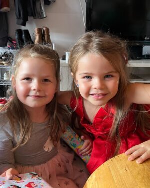 Mirianne Brûlé Instagram - And just like that…she is 4❤️ party de parc qui s’est transformé en party de condo à cause de la température. 25 personnes ça rentre dans un 4 1/2 je vous le confirme 😂✌🏻🎉 bonne fête Camila et Vivianne, vous saviez qu’elles sont nées à 4 jours de différence ☺️ ma meilleure amie et moi sommes tombées enceintes en même temps sans le prévoir ❤️ #party #kids #birthday #4yearsold