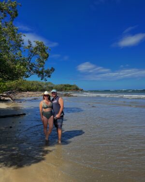 Mirianne Brûlé Instagram - Un peu de couleurs dans ton feed. Nous avons pris la résolution de changer certaines de nos habitudes de vie. Et prendre une marche sur la plage en couple le matin en fait partie. Pouvez-vous croire que nous n’avions jamais fait ça en 5 ans? Des fois il suffit de petits changements pour augmenter le niveau de bonheur. Disons que ça part bien la journée.  C’est 1h faire la plage d’un bout à l’autre aller-retour🙏🇨🇷 #couple #momanddad #beachlife #tamalindo #costarica #activelife #happylife