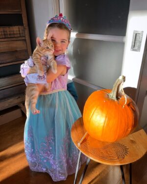 Mirianne Brûlé Instagram - Joyeuse Halloween à tous de la part de la plus belle princesse sirène 🧜🏼‍♀️ et si vous swipez à gauche vous allez voir le nouveau membre de notre famille il s’appelle Lucky 🍀 et c’est le meilleur ami de Camila. Nous sommes très heureux d’avoir adopté un nouveau bébé chat depuis quelques semaines déjà ☺️❤️🐈🎃 
#halloween #halloween2023 #mybaby #4yearsold #laplusbelle #lucky #bebechat