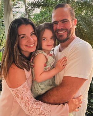 Mirianne Brûlé Instagram - Bonne année de notre famille à la vôtre. Santé, bonheur, douceur, amour , joie, ouverture, tolérance , patience, partage, appréciation ❤️💫🎉🙏 

#happynewyear #2024 #family #happytime