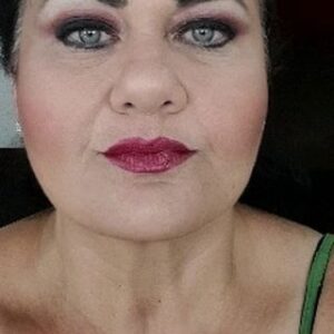 Mirta Wons Instagram - @approfessionaloficial @andypellegrinook y sus colores, texturas y productos maquillan a Queca Todas las noches 
.
Quienes me conocen saben de mi debilidad por el buen make up
.
Este verano en @perdida.mente.ok quedó demostrado la excelente calidad y gama de colores 
.
Yo transpiro muchisimooooo en cada función y termine siempre impecable 
.
Aquí fotitos de los colores que se pone la Queca según su estado de ánimo. Todos!!!
.
Gracias Andra. Imposible todo esto sin vos
.
.
.
#Andreapellegrino #makeup #maquillaje #outfit #teatro #actriz #maquillajeteatral #perdidamente #queca