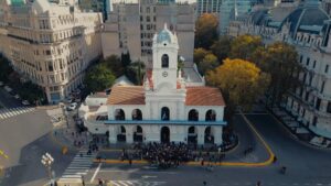 Mirta Wons Instagram - El 25 de Mayo fuimos parte de una celebración muy especial 🩵

Estuvimos en el Cabildo de la Ciudad de Buenos Aires celebrando a la Patria y alzando la voz por nuestros Derechos 🇦🇷

Entonamos todos juntos las estrofas del Himno Nacional Argentino, junto a @achumaz, y el Himno de Nuestra obra “Derechos Derechos” 

🥰Vivimos momentos de mucha emoción con personas muy especiales, @robertocatarineu quien cantó junto a su hijo @joacocatarineu “Para ser un buen Payaso”, y con @mirtawons6, la directora Pintos, quien nos llenó de ternura y humor.

Fue hermoso para toda la familia de Derechos Torcidos poder contar que pronto vamos a estar en el @teatrometropolitanok. 

El elenco cantó, bailó, disfrutó y por un momento, se convirtieron en French y Beruti repartiendo escarapelas a todos los presentes 🤍

Gracias a @susana.jarabroviski por la producción general del evento y por la conducción realizada junto a @jonycamiser.

A las autoridades y personal del Cabildo @cabildonacional , y en especial a su director Horacio Mosquera, por abrirnos las puertas.

A nuestro querido Maestro @carlosgi29 en el piano y al gran Hugo Midón.

A nuestros directores @nicolasalanmedina @ariadnafaer

A @thiago.lif por sus fantásticas tomas de dron.

A @lucas_caponnetto por la filmación y edición de este y todos nuestros vídeos, con la colaboración de @tizi_cau 

A @nachorios_ y @lulaminnicelli por la cobertura en nuestras redes sociales 

Al equipo de producción @naty_3_ @violecarcova @_cindykalista_ @yaninagluck @infoliggera

A todo el elenco de Derechos Torcidos, sus papás, a la dirección y producción por el amor que ponen en cada actividad que realizamos.

Y a todos ustedes por acompañarnos y ser parte de Nuestra Familia.

¡Comienza la cuenta regresiva! Ya llega el 29 de Junio 🏡

Sacá tus entradas por la web de Plateanet o en el link de nuestra biografía 🎟️

#cabildo #patria #himno #derechos #musica