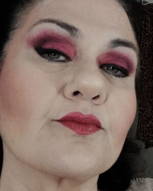 Mirta Wons Instagram - 📍Transformandome en #queca para #Perdidamente 
.
💄Antitutorial de make up
.
Así me maquillo🪣🧹. Les dije que el maquillaje es otra de mis pasiones?
.
Ah! Estrenó @barbie💟 y ya estoy un toque harta de tanto fucsia. Homenaje por única vez. Ja.
.
.
.
#queca #Perdidamente @multiteatro #makeup #maquillaje #barbie #rosa #fucsia #actriz #actress #teatro #disfrute #pasalabien
