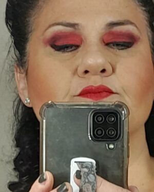 Mirta Wons Instagram - 📍Transformandome en #queca para #Perdidamente 
.
💄Antitutorial de make up
.
Así me maquillo🪣🧹. Les dije que el maquillaje es otra de mis pasiones?
.
Ah! Estrenó @barbie💟 y ya estoy un toque harta de tanto fucsia. Homenaje por única vez. Ja.
.
.
.
#queca #Perdidamente @multiteatro #makeup #maquillaje #barbie #rosa #fucsia #actriz #actress #teatro #disfrute #pasalabien