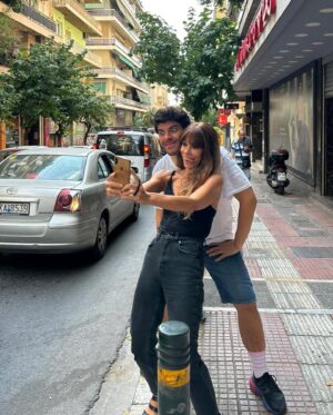 Mirto Alikaki Instagram - Felicita της Σεμίνας Διγενή  @seminadigeni Από τις 6 Νοεμβρίου στο @alkyonis.theatre ΜΗ ΜΑΣ ΒΛΕΠΕΤΕ  ΕΤΣΙ , ΟΤΑΝ ΚΑΝΟΥΜΕ ΠΡΟΒΑ ΕΙΜΑΣΤΕ ΣΟΒΑΡΟΙ ! σκηνοθεσία @lytotr παίζουν @john.sofologis @myrtoalikaki_official παραγωγή @tagaris_productions #felicita #theatre