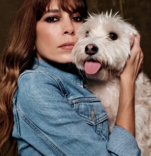 Mirto Alikaki Instagram - Με την Αλις στην @voguegreece κλικ @kaplanidis #mypet #mydog #mylove #voguegreece