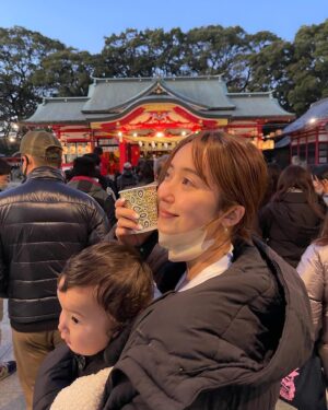 Misa Eto Instagram - ⁡
⁡
明けましておめでとうございます！
本年もどうぞ宜しくお願い致します🎍
⁡
そして、本日1月4日で30歳になりました🤍
⁡
30代は楽しいよ！
40代はもっと楽しいよ！
今なんて最高よ🤙🏻
という母の言葉のおかげで、ワクワクした気持ちで今日を迎えることができました。
⁡
今日から始まる、30代の10年間。
きっとこの10年はものすごい勢いで駆け抜けていくんだと思います。
育児に奮闘まさにその言葉通りで、毎日息子のお尻と追いかけっこ😂
足に捕まってこの世の終わりのように泣かれる😂
でもなんでもない毎日の中にキラキラした宝物が詰まってるんだよなぁと思います✨
二度と戻らないから、見過ごさないようにどの瞬間も味わっていかなくちゃ！
⁡
私自身が太陽であること☀️
私自身がパワー溢れる存在でいる事☀️
私自身が思いっきりチャレンジすること☀️
⁡
妻として母として、また自分1人として、更にパワーアップできるようにHappyに過ごしたいと思います！
笑う門には福来るです！
今年もInstagramを通して皆様と交流できることを楽しみにしています🤍
皆様にとっても沢山の幸せが訪れる1年になりますように。
⁡
改めて、今年もどうぞよろしくお願い致します☺️
⁡
#初詣 #3年ぶりの大吉でした