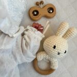 Misa Eto Instagram - ⁡ ⁡ 皆様にご報告です。 先日、源田家に第二子となる 元気な女の子が誕生しました🪽 母子共に健康で 無事に退院し、今は４人家族での新しい生活がスタートしています。 妊娠中は2度の切迫流産がありながら、出産・産後もサポートしてくださった産院の方、両親や周りの方々に本当に感謝の気持ちでいっぱいです。 産後の疲労やホルモンの変化、身体の痛みもまだ残っていますが 尊い新生児期を思う存分噛み締めています🥹 ほわほわした肌触り... 赤ちゃんのにおい... 大きくならないで...と思いながらも、母乳やミルクで何g増えた！と成長を喜んだり 息子の時を思い出しながら ただただ娘に癒されている毎日です。 立ち会い出産ができ、最後は夫が横にいてくれて娘の誕生の瞬間を一緒に迎えることができたことがとても心強く、嬉しかったです。 私が入院中の息子のお世話や家事なども頑張ってくれたおかげで、安心して入院期間を過ごすことができました。 息子も娘のことを 妊娠中から『あしゃしゃん』(赤ちゃん)と呼んでいて、ぎゅーっとしたり よしよししたり、泣いていたら教えてくれたり足の小ささに驚いていたり、息子なりに妹のことを可愛がっている様子に感動しました。 幸せになるために産まれてきた命。 娘の生きる未来が幸せな人生で満ち溢れるよう、私たち夫婦の愛情を沢山伝えて 、力を合わせて育児をしていきたいと思います。 ４人家族で迎える初めてのクリスマス、年末、お正月、ワクワクするシーズンを 自宅からにはなりますが思いっきり楽しみたいと思います🎄🎍 新しい家族が加わった源田家を どうぞよろしくお願い致します👼🏻🤍⁡ ⁡