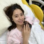 Misa Eto Instagram - ⁡ ⁡ 皆様にご報告です。 先日、源田家に第二子となる 元気な女の子が誕生しました🪽 母子共に健康で 無事に退院し、今は４人家族での新しい生活がスタートしています。 妊娠中は2度の切迫流産がありながら、出産・産後もサポートしてくださった産院の方、両親や周りの方々に本当に感謝の気持ちでいっぱいです。 産後の疲労やホルモンの変化、身体の痛みもまだ残っていますが 尊い新生児期を思う存分噛み締めています🥹 ほわほわした肌触り... 赤ちゃんのにおい... 大きくならないで...と思いながらも、母乳やミルクで何g増えた！と成長を喜んだり 息子の時を思い出しながら ただただ娘に癒されている毎日です。 立ち会い出産ができ、最後は夫が横にいてくれて娘の誕生の瞬間を一緒に迎えることができたことがとても心強く、嬉しかったです。 私が入院中の息子のお世話や家事なども頑張ってくれたおかげで、安心して入院期間を過ごすことができました。 息子も娘のことを 妊娠中から『あしゃしゃん』(赤ちゃん)と呼んでいて、ぎゅーっとしたり よしよししたり、泣いていたら教えてくれたり足の小ささに驚いていたり、息子なりに妹のことを可愛がっている様子に感動しました。 幸せになるために産まれてきた命。 娘の生きる未来が幸せな人生で満ち溢れるよう、私たち夫婦の愛情を沢山伝えて 、力を合わせて育児をしていきたいと思います。 ４人家族で迎える初めてのクリスマス、年末、お正月、ワクワクするシーズンを 自宅からにはなりますが思いっきり楽しみたいと思います🎄🎍 新しい家族が加わった源田家を どうぞよろしくお願い致します👼🏻🤍⁡ ⁡