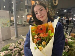 Misako Renbutsu Instagram - 〝今夜すきやきだよ〟　　

改めて、ご覧くださった皆さま、ありがとうございました💐

今回、#今夜すきやきだよ の呟きをわりとしっかり見ていたのですが、なんというか、ずっと皆さんとキャッチボールをしているような気分でした。
〝うんうん分かる〟という共感や、〝なるほどその視点はなかった〟の発見、ともこのように多数派も少数派も全部ひっくるめて、ずっと大切なやりとりをしていたような、そんな気持ちでした。きっと大きな意味で、皆さんとは〝人生の仲間〟なのかな、と思ったり。いや、そうであってほしいなぁ。

たくさんの人に「終わってほしくない」「ずっと観続けていたい」と言っていただけたこと、創り手の１人として、とても嬉しかったです。

現実世界ではいろんな、本当にいろんなことがあるけど、これから私自身も、あいこやともこのようにたくさん迷ったり悩んだりしながら、楽しそう、と思えるほうに舵を切って生きていきたいなと思います。相手に寄り添って、自分にも寄り添って🕊

最後まで作品を愛してくださった皆さま、ありがとうございました！🍻