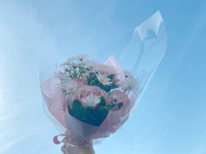 Misako Renbutsu Instagram - 💐🎂🎉

年齢を重ねれば重ねるほど、人生って楽しいな、としみじみ思います。幸せなことだなぁ。これからもそんな温かくて豊かな時間を、大好きな人たちと共に過ごせますように。

現場でもお祝いしていただきました！ありがたや。がんばるぞ。

新しい1年、ティーンの心も忘れずに、健やかに生きたいと思います🥳(写真②:某現場にて）(久々過ぎてとってもテンション上がりました）